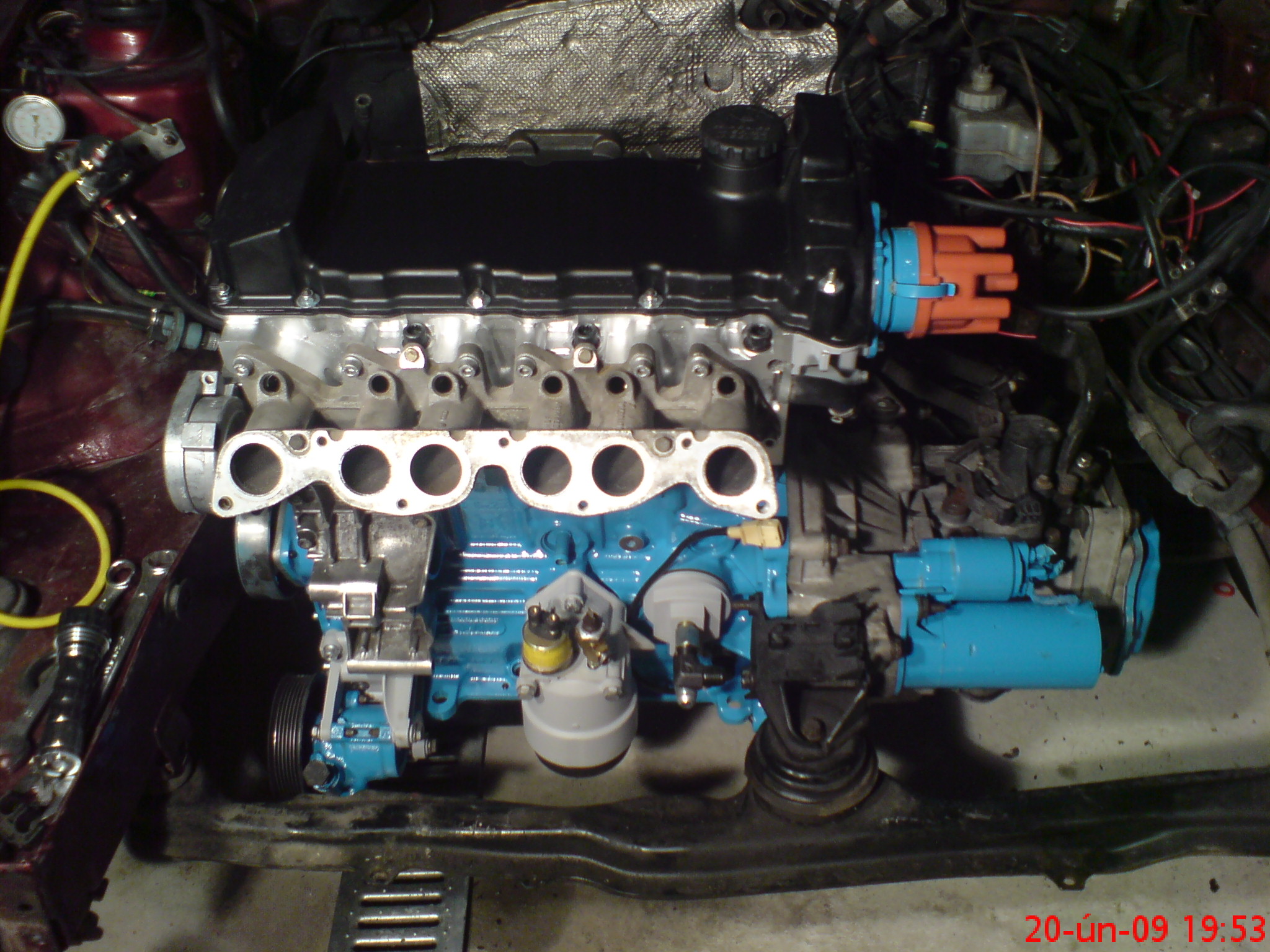 Motor v autě